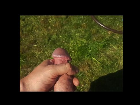 ❤️ Vruća zgodna jebe svoju ružičastu macu i svršava špricom u ljetnoj bašti ☑ Super porno kod nas