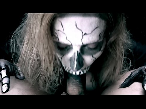 ❤️ Demonska djevojka siše kurac svojim crnim ustima i guta spermu. ☑ Super porno kod nas