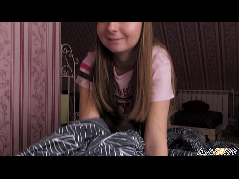 ❤️ Blondie duboko siše svoju drugu prijateljicu i dobiva spermu u usta ☑ Super porno kod nas